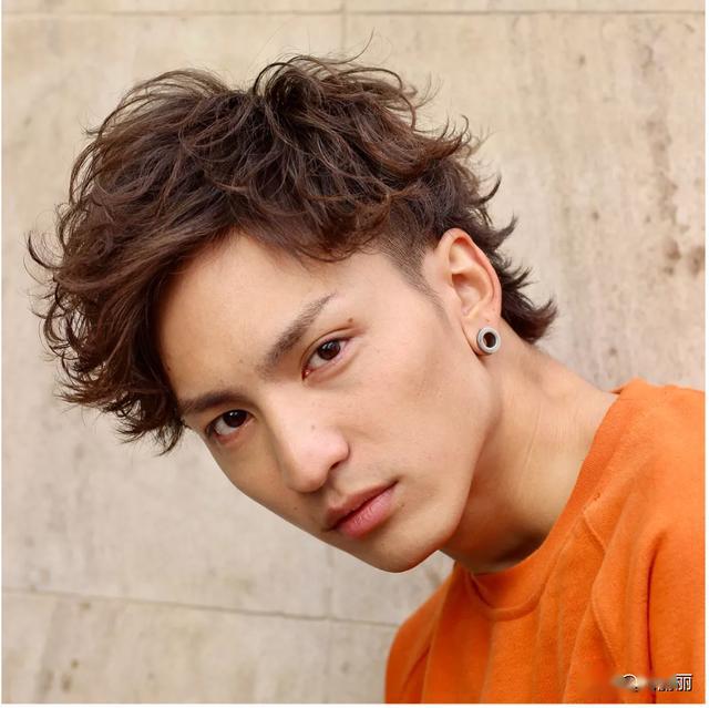 戴眼镜的男生烫款凌乱烫,既斯文又时尚,特别适合大学生.