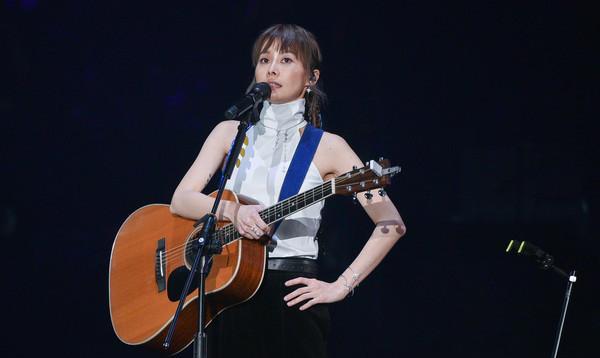 原创最怕忘词感冒郑宜农出道10年首唱竟预言成真