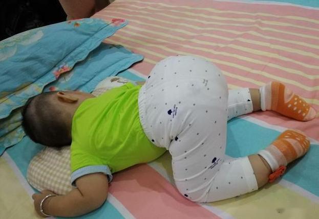 『孩子』家长别不在意孩子总是积食爱“趴睡”？儿科医生：无非4个原因