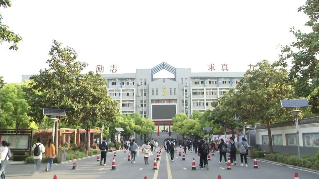 界首市第四中学白天 实行封闭管理,值班人员,八九年级班主任与学生一