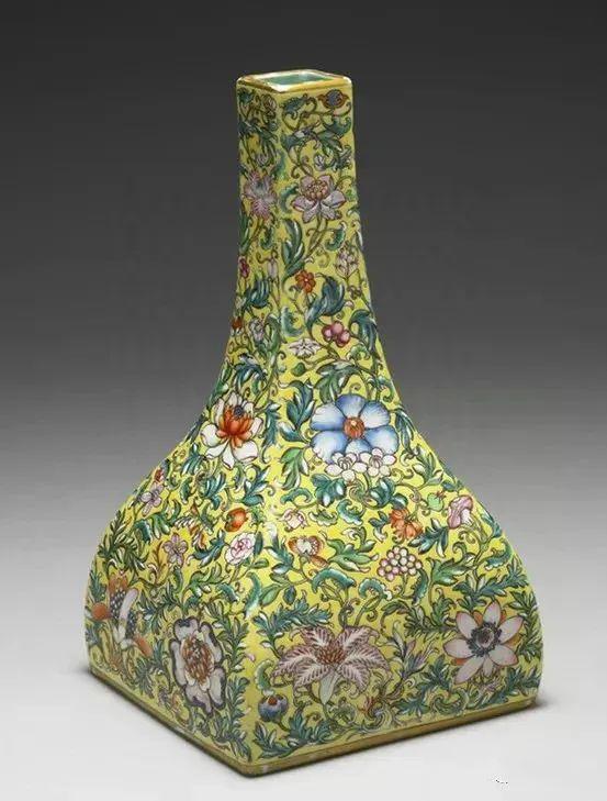 清乾隆瓷胎洋彩黄地洋彩花方瓶,台北故宫博物院藏