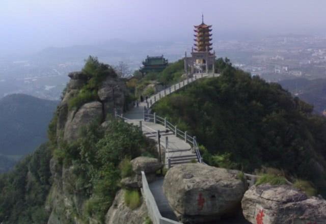 中国著名景观有哪些地方 ea34d08736524bc5b03916043c70eaa8.jpeg