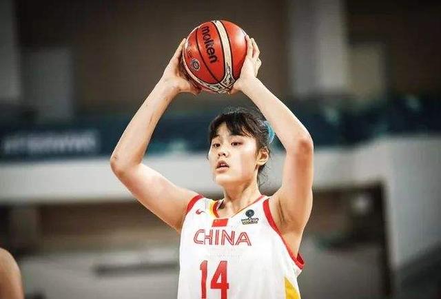 韩旭和李月汝谁才是中国女篮未来的第一中锋