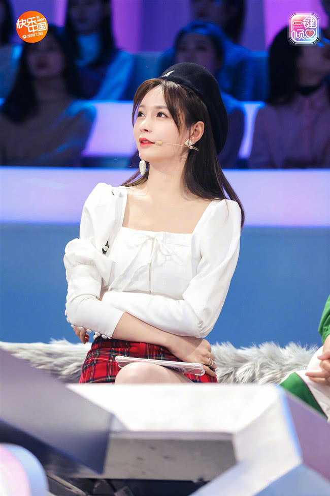 当105斤沈梦辰和92斤宋妍霏，同穿背心，才知腰细