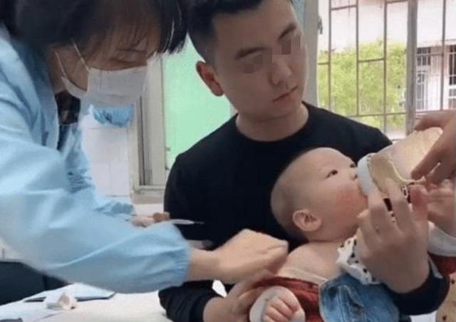 宝宝打疫苗失声痛哭，宝爸却乐得合不拢嘴，接种疫苗需注意什么？
