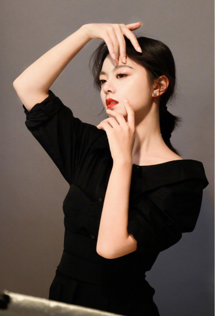 原创对长腿赵今麦没有任何抵抗力小露酥肩微显锁骨很懂得撩拨人呢