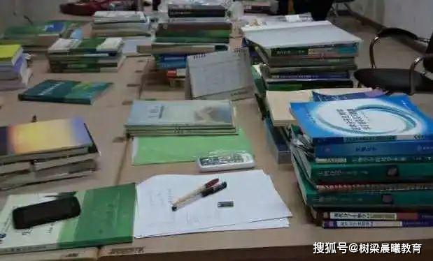 考清华@你能拼到什么程度?他复习的书高达4米,卖废纸500多!为考清华