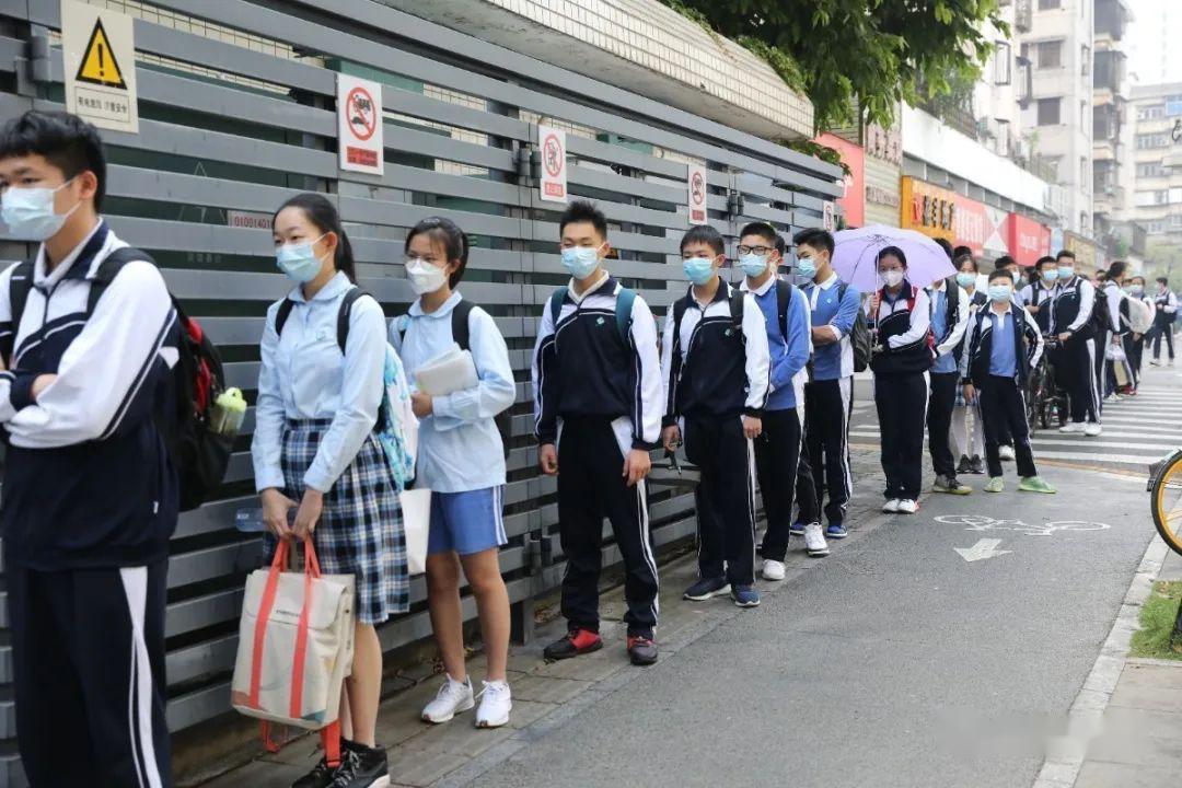 今天早上六点四十八分, 深圳中学初中部 门口已经有学生排队等候体温