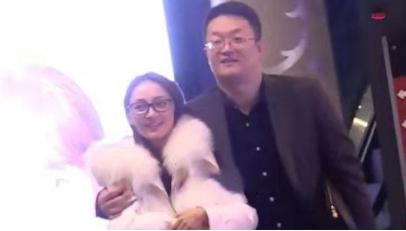 姚笛深夜现身酒吧，与友人玩耍至深夜两点，包