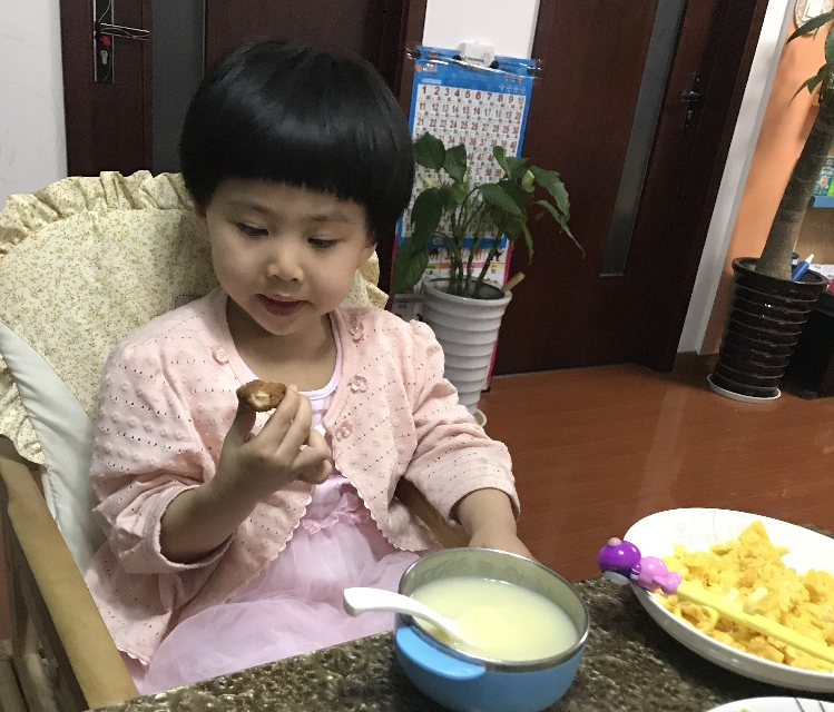 【家长】孩子脾虚积食一点也不奇怪，家长快停手！医生坦言：这样喂孩子