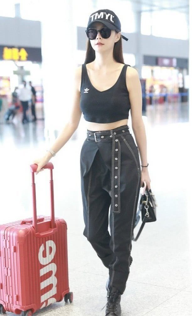 当105斤沈梦辰和92斤宋妍霏，同穿背心，才知腰细