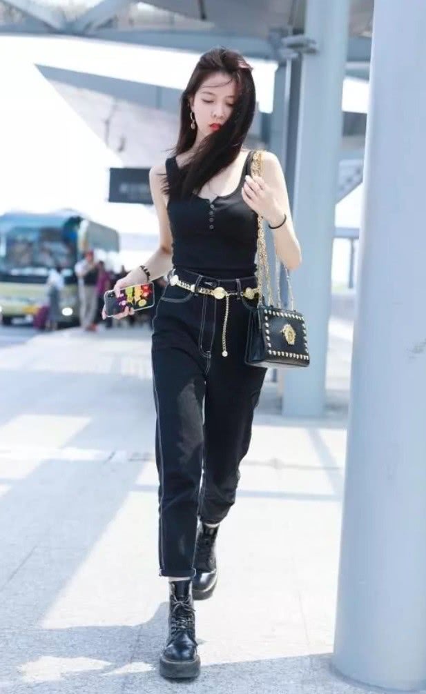 当105斤沈梦辰和92斤宋妍霏，同穿背心，才知腰细