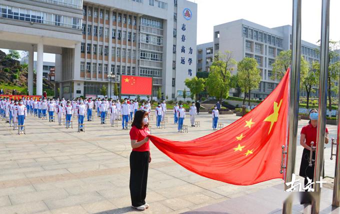 北山中学举行升旗仪式.