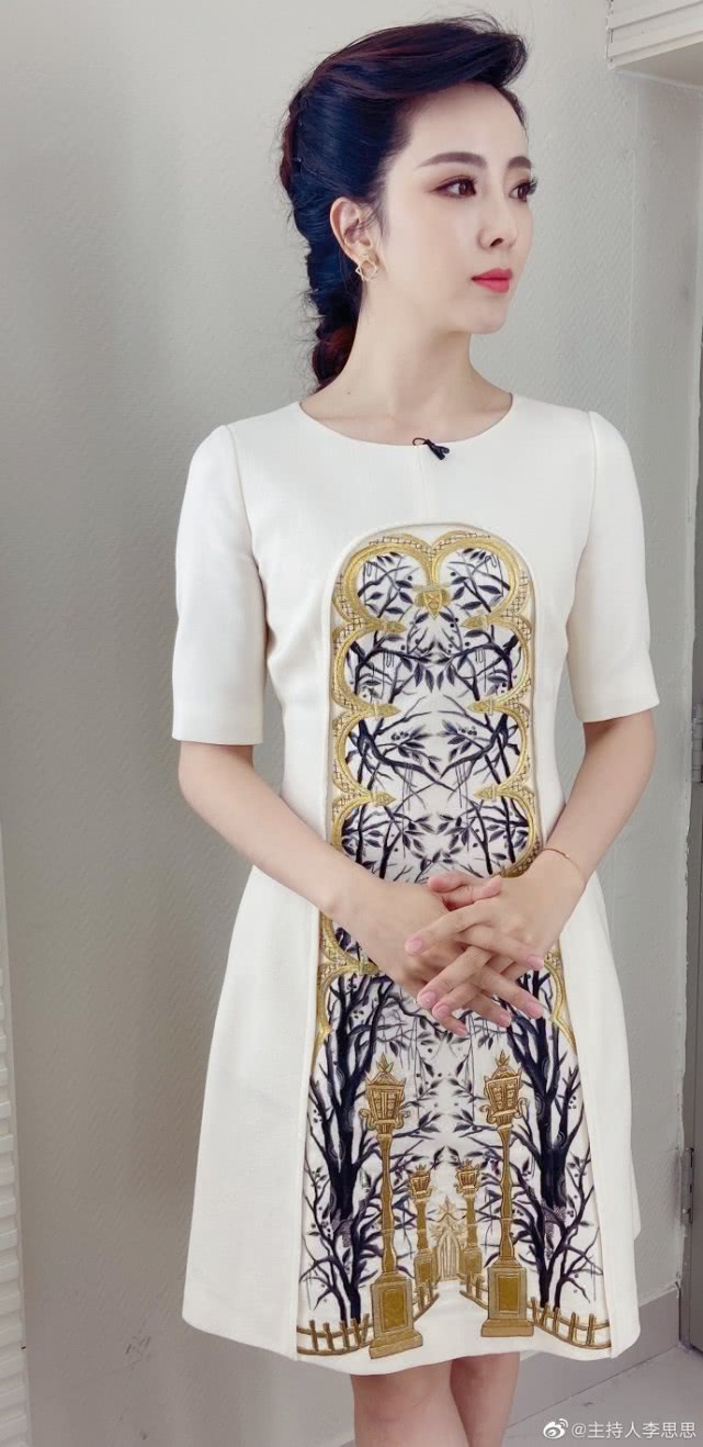 李思思晒工作照容止端丽优雅,却被网友吐槽像"淘宝中年卖家秀"