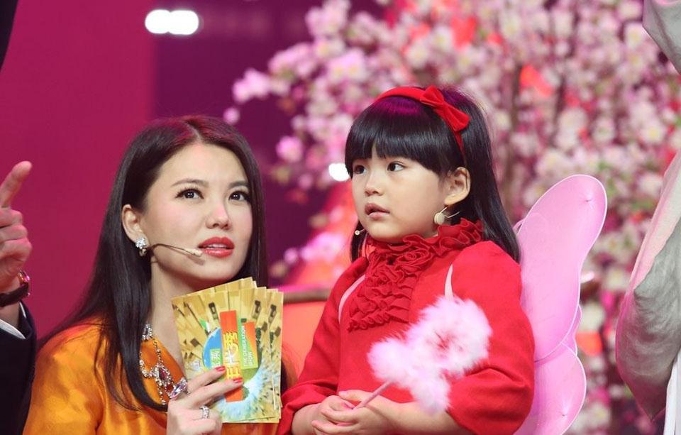 李湘9岁女儿与赵薇8岁女儿,差距一目了然,输的好惨!