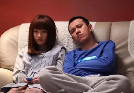 姚笛深夜现身酒吧，与友人玩耍至深夜两点，包