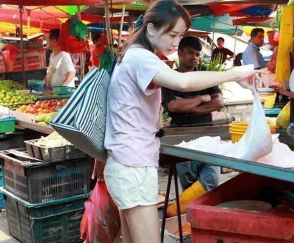 原创女星远嫁大马豪门,生活不如家庭妇女?吃饭上手抓,每天买菜做饭