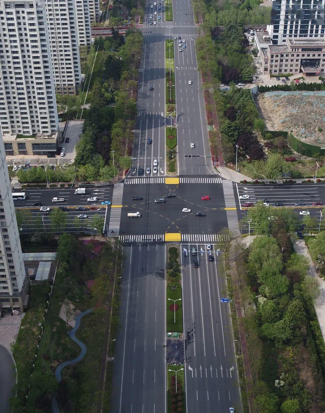 文明交通双向10车道日照这个路口大变样