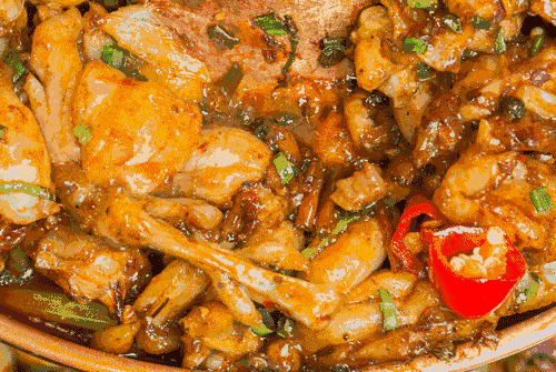 当蛙哥遇到虾妹,一场关于美食的邂逅,由美蛙,小龙虾,辣椒,千张等不同