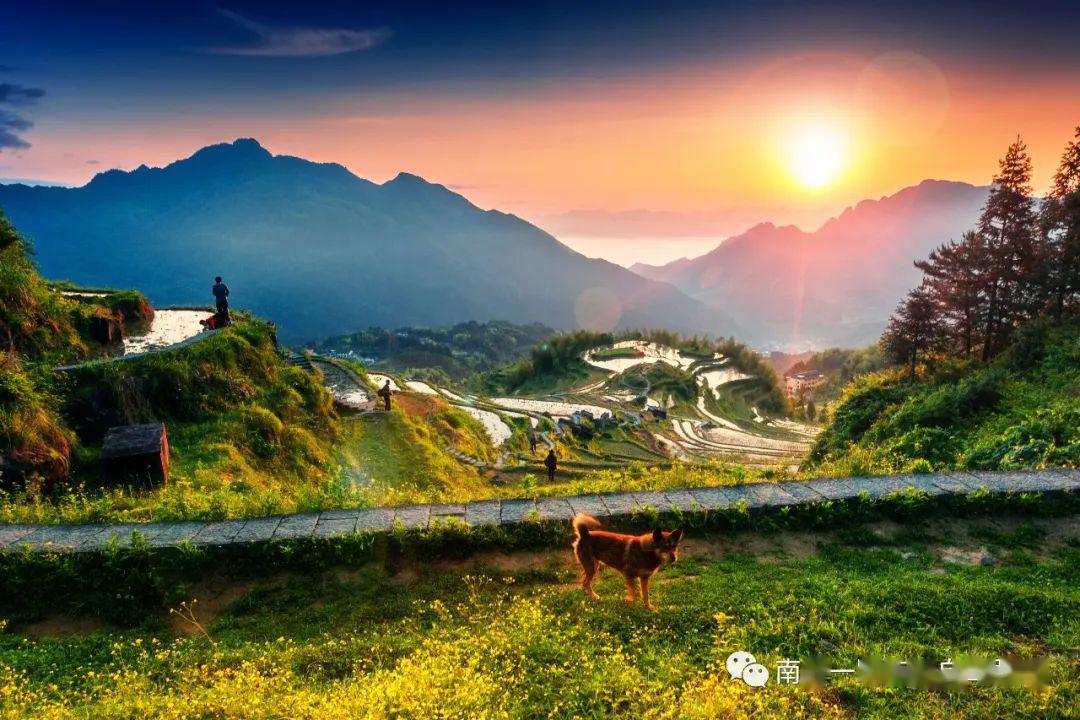 一个水墨山水画一般的神秘小众地,两岸青山绿水,是休闲和摄影写生的