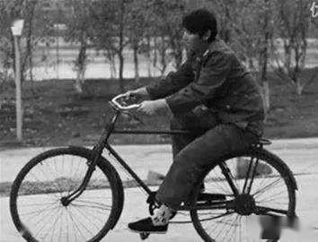 老照片自行车上的童年难忘旧时光温暖人心的记忆