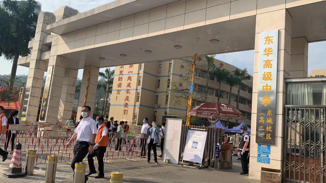 设置了校卫执勤点,家长等候点, 二次测体温,消毒,进入宿舍  东华高级