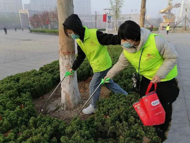 战疫先锋打赢疫情防控战禹城环保志愿者在行动