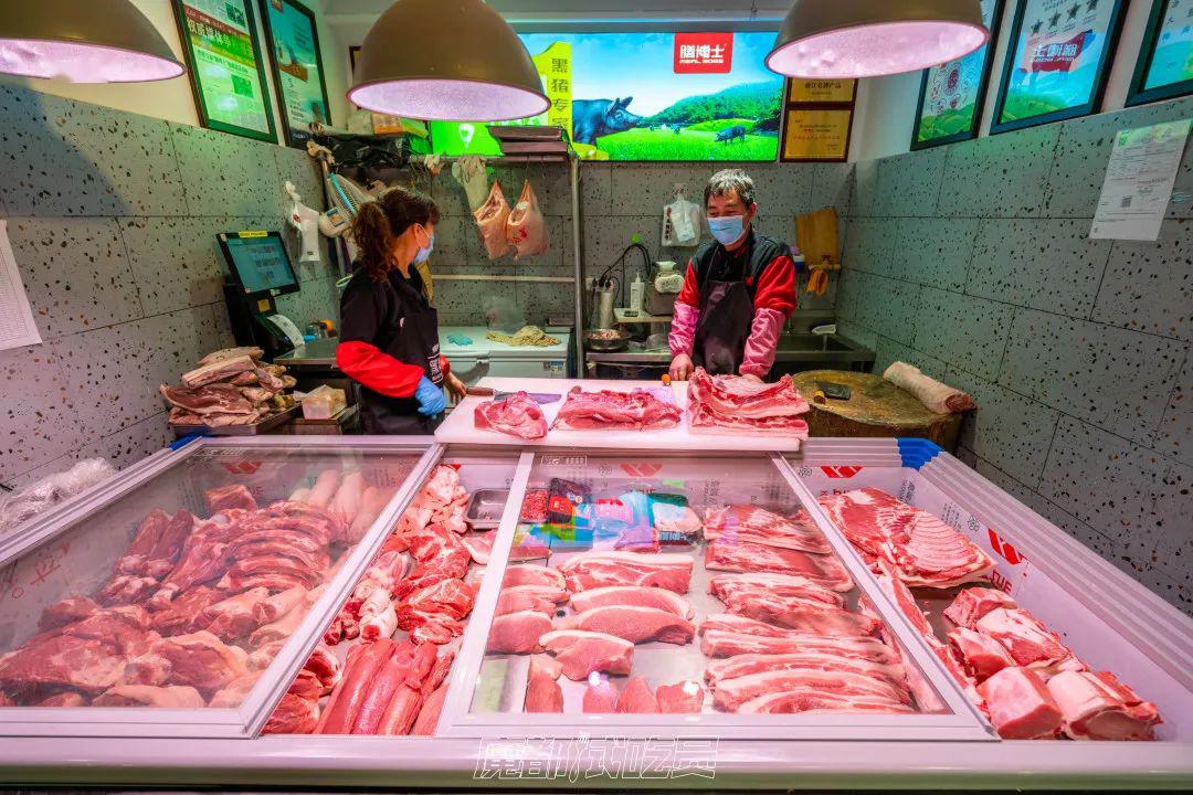 追求更高品质的,集市还有一家专门售卖黑猪肉的摊铺,黑猪肉对比起