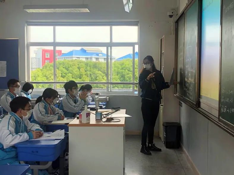 "今天,嘉定二中张亚军老师在上完早上第一节物理课后感叹道.