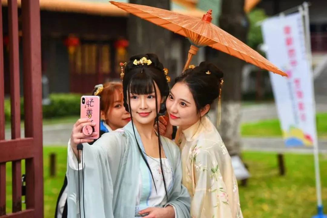 免费小吃免费游船五一假期去鑫地理想城古风园游会就对啦