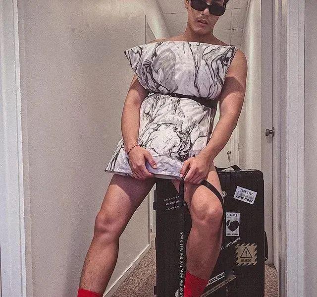 外国猛男枕头挑战，原来男人也能这么骚...