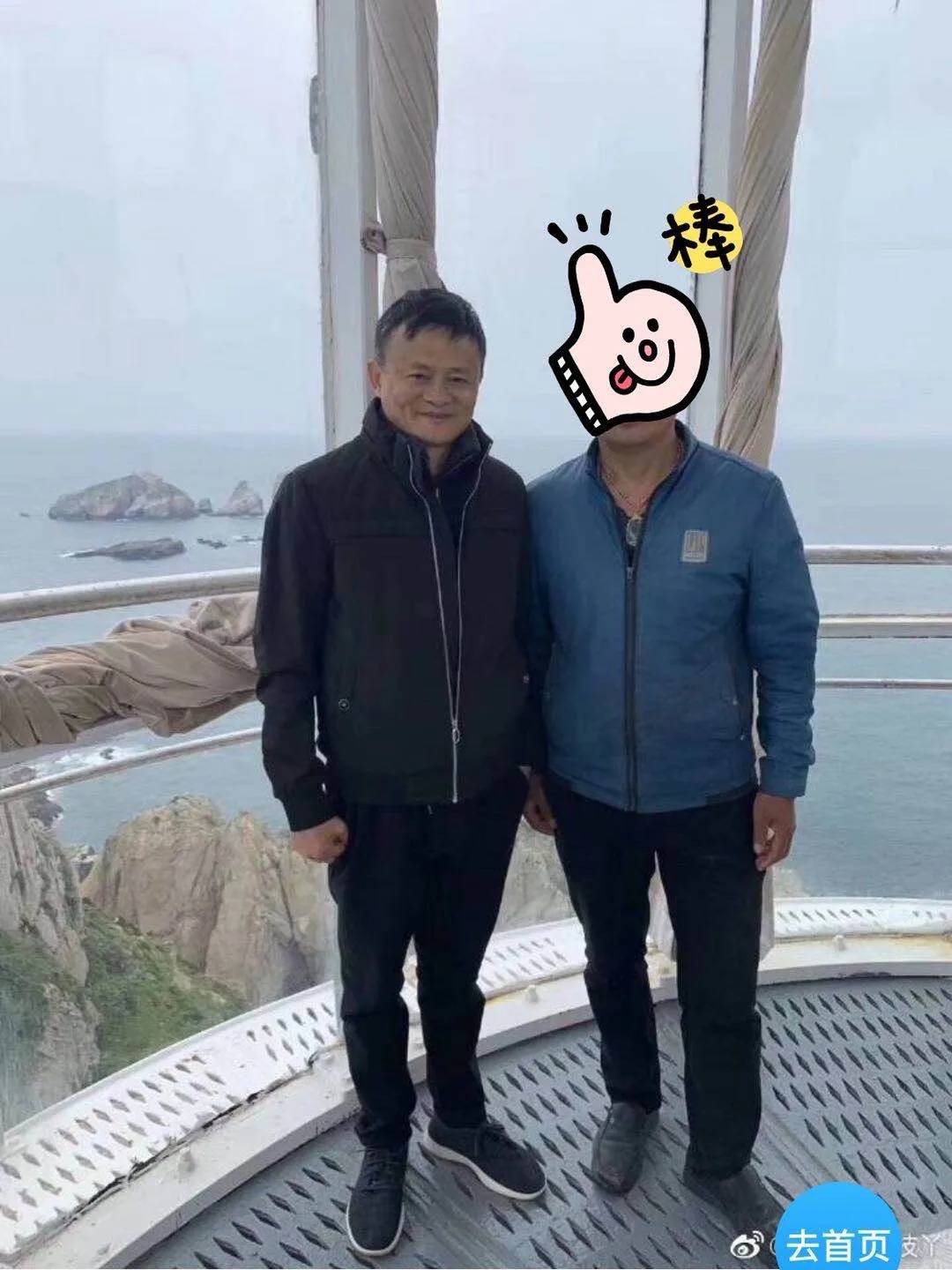 记者注意到,近日在微博上流传一张网友与马云在渔山岛的合照,记者辗转