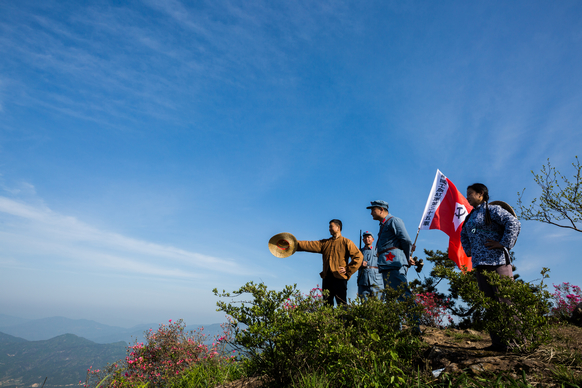 湖北英山县摄影家协会联合牛背脊骨山风景区拍摄情景剧推图