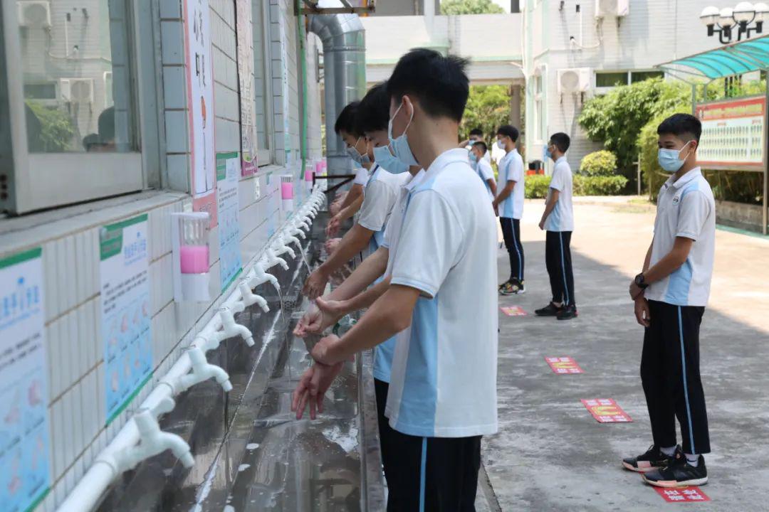 大墩初级中学学生饭前洗手.