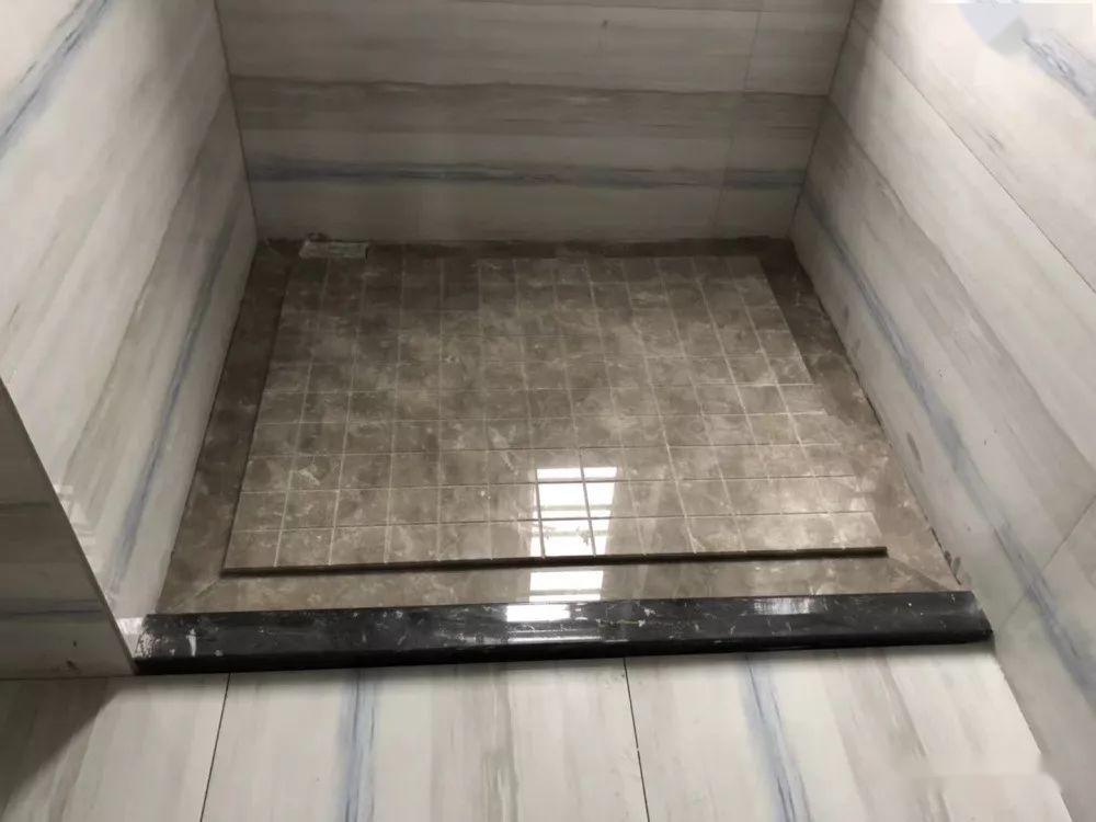 淋浴房四周排水会做拉槽设计,这样做比传统的斜坡排水效果要好,而且还