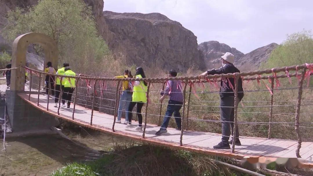 新疆中国旅行社库尔勒分公司,在焉耆县霍拉山风景区举办了"春风迎凯旋