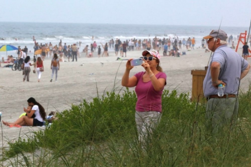 美國高溫天海灘開放，救生員稱人和盛夏一樣多！專家呼籲勿聚集 國際 第1張