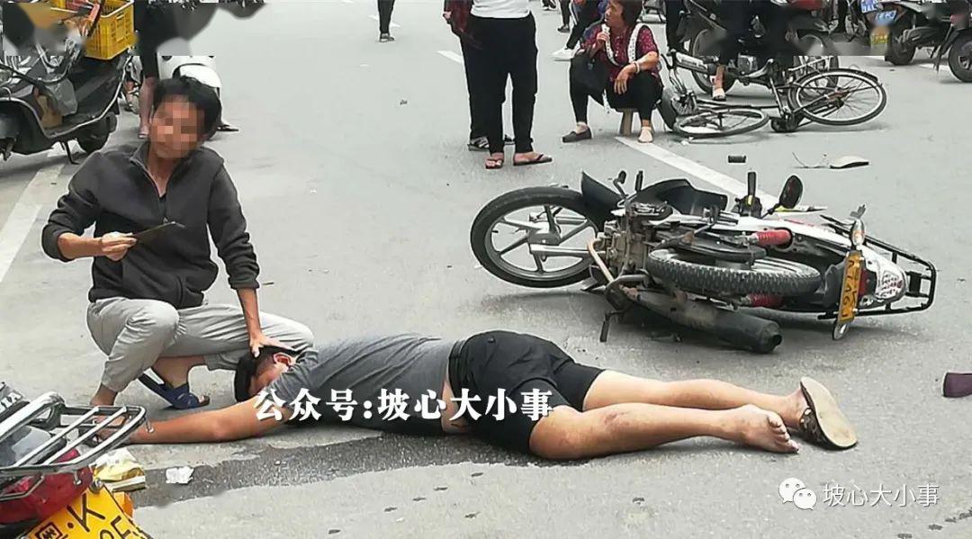 电白坡心圩发生一起车祸,一男子倒地不起