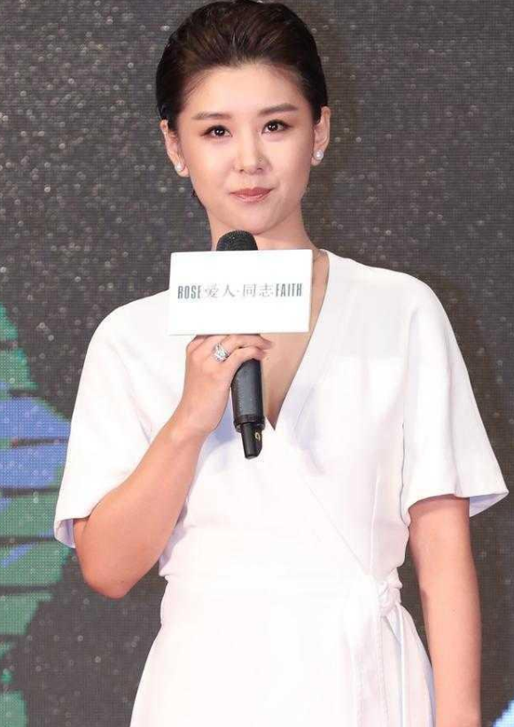 原创李小萌穿旗袍太有东方美一袭白色连衣裙亮相美得真自然