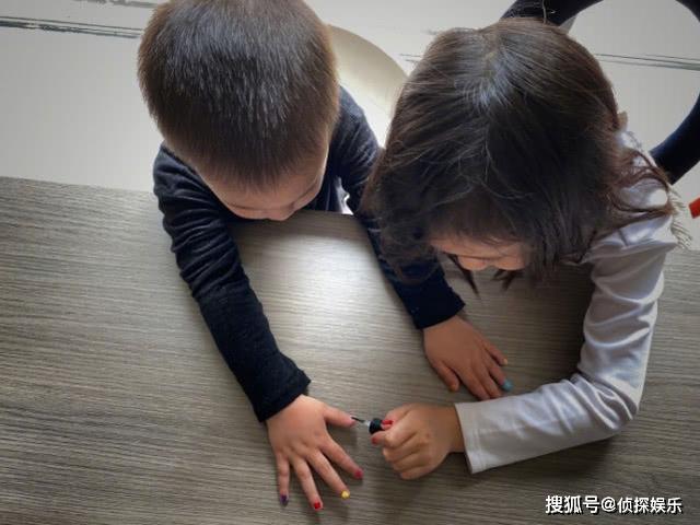 黄磊分享多多教弟弟认水果，3岁弟弟聪明伶俐，