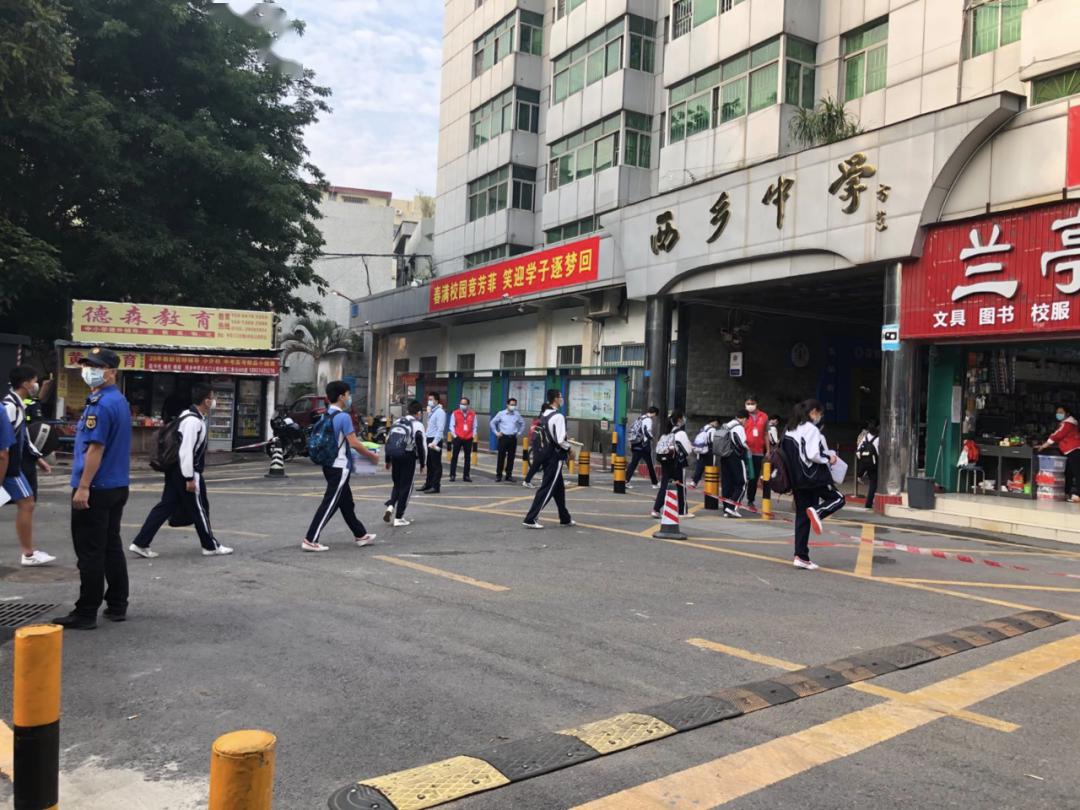 30,交警蜀黍已经站立在执勤岗上/西乡中学(初