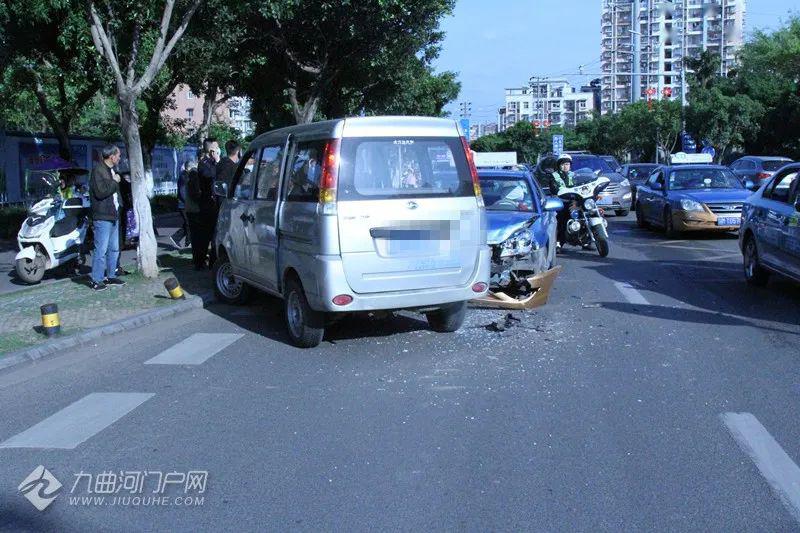 资阳一面包车司机违规掉头撞上对向出租车,最终负全责