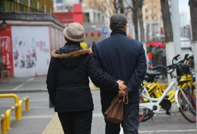 梦境中的亲子冲突，解析梦见让儿子穿红色鞋他不穿我打了他的深层含义