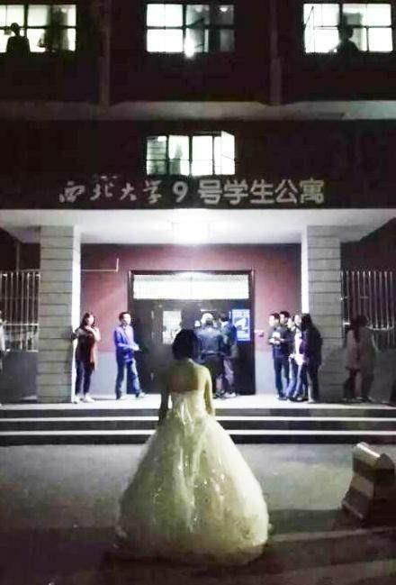 步行街男穿婚纱求婚_长沙步行街图片(2)