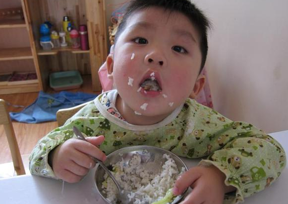 #脾胃#但这3个时间段别给孩子喝水，做到孩子脾胃好！天气渐热喝水多