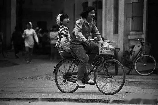 老照片:自行车上的童年,难忘旧时光,温暖人心的记忆