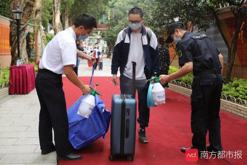 广州20.8万师生返校：行李消毒，课室坐一半，升旗排队隔一米