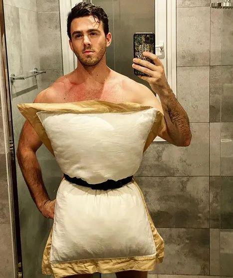 外国猛男枕头挑战，原来男人也能这么骚...