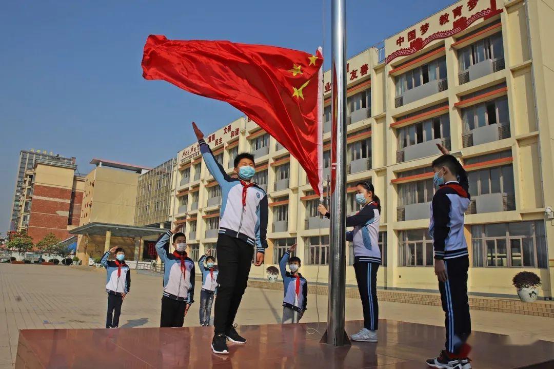 同学们返回校园亲手升起鲜艳的五星红旗