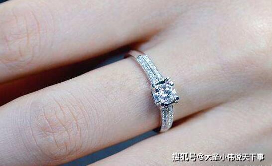 婚礼穿搭婚戒戴法怎么订_男女婚戒的正确戴法图